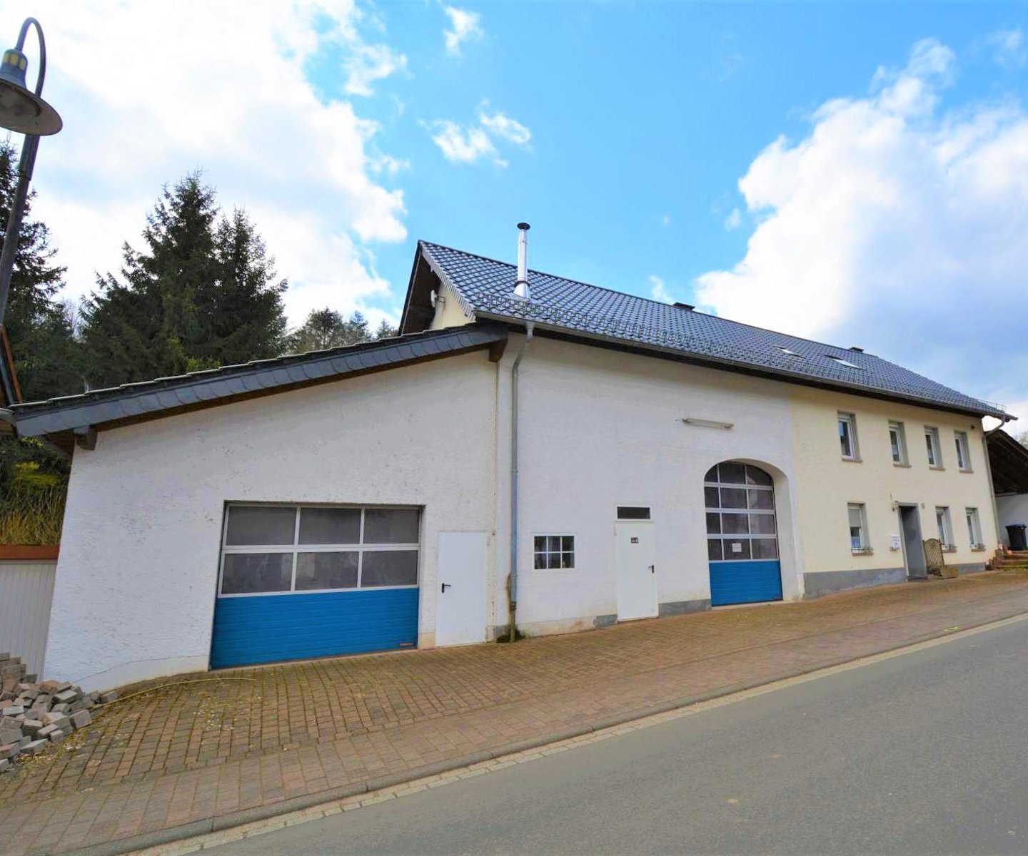 Ruhig Gelegenes, Geräumiges Wohnhaus Mit Großen Garagen, Carport Und ...