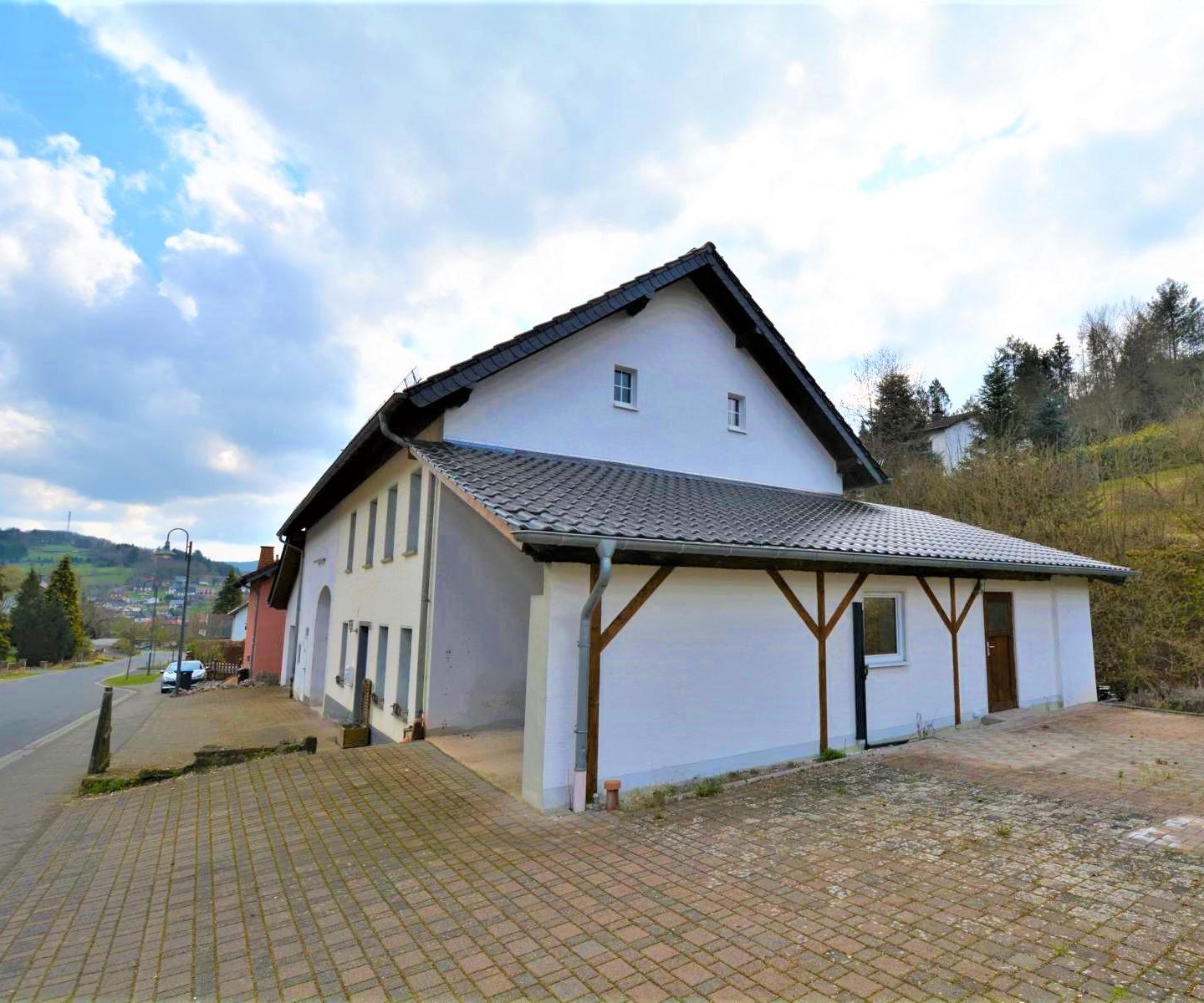 Ruhig Gelegenes, Geräumiges Wohnhaus Mit Großen Garagen, Carport Und ...